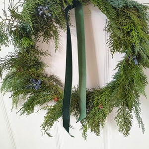 Adventi kopogtató élő tuja felhasználásával  - karácsonyi koszorú élő növény felhasználásával bársony szalaggal - zöld - karácsony - adventi díszek - adventi ajtódísz - Meska.hu