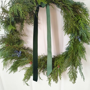 Adventi kopogtató élő tuja felhasználásával  - karácsonyi koszorú élő növény felhasználásával bársony szalaggal - zöld - karácsony - adventi díszek - adventi ajtódísz - Meska.hu