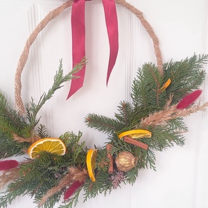 Adventi kopogtató élő fenyő, tuja felhasználásával - karácsonyi koszorú élő növénnyel - Ajtódísz termésekkel - natúr  - karácsony - adventi díszek - adventi ajtódísz - Meska.hu
