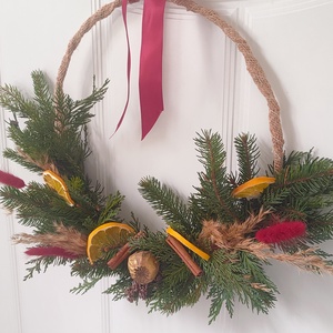Adventi kopogtató élő fenyő, tuja felhasználásával - karácsonyi koszorú élő növénnyel - Ajtódísz termésekkel - natúr  - karácsony - adventi díszek - adventi ajtódísz - Meska.hu