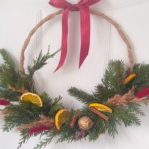 Adventi kopogtató élő fenyő, tuja felhasználásával - karácsonyi koszorú élő növénnyel - Ajtódísz termésekkel - natúr  - karácsony - adventi díszek - adventi ajtódísz - Meska.hu