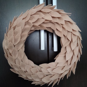 Mokka színű filc koszorú - elegáns minimalista otthon dekoráció - natúr ajtódísz - cappuccino koszorú  - otthon & életmód - dekoráció - ajtó- és ablak dekoráció - ajtódísz & kopogtató - Meska.hu