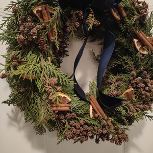 Karácsonyi kopogtató természetes alapanyagokból - tuja koszorú - adventi ajtódísz tujával - téli örökzöld kopogtató  - karácsony - karácsonyi lakásdekoráció - karácsonyi ajtódíszek - Meska.hu