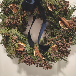 Karácsonyi kopogtató természetes alapanyagokból - tuja koszorú - adventi ajtódísz tujával - téli örökzöld kopogtató , Karácsony, Karácsonyi lakásdekoráció, Karácsonyi ajtódíszek, Virágkötés, MESKA