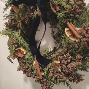 Karácsonyi kopogtató természetes alapanyagokból - tuja koszorú - adventi ajtódísz tujával - téli örökzöld kopogtató  - karácsony - karácsonyi lakásdekoráció - karácsonyi ajtódíszek - Meska.hu