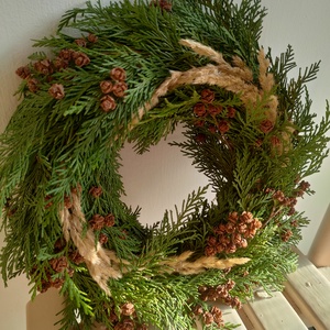 Átmeneti kopogtató természetes alapanyagokból - tuja koszorú - natúr ajtódísz tujával - téli örökzöld kopogtató , Otthon & Életmód, Dekoráció, Ajtó- és ablak dekoráció, Ajtódísz & Kopogtató, Virágkötés, MESKA