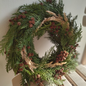 Átmeneti kopogtató természetes alapanyagokból - tuja koszorú - natúr ajtódísz tujával - téli örökzöld kopogtató  - otthon & életmód - dekoráció - ajtó- és ablak dekoráció - ajtódísz & kopogtató - Meska.hu