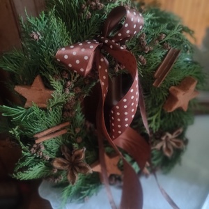 Téli kopogtató természetes alapanyagokból - karácsonyi tuja koszorú - natúr ajtódísz tujával - téli örökzöld kopogtató  - otthon & életmód - dekoráció - ajtó- és ablak dekoráció - ajtódísz & kopogtató - Meska.hu