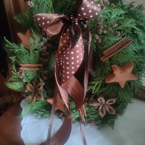 Téli kopogtató természetes alapanyagokból - karácsonyi tuja koszorú - natúr ajtódísz tujával - téli örökzöld kopogtató , Otthon & Életmód, Dekoráció, Ajtó- és ablak dekoráció, Ajtódísz & Kopogtató, Virágkötés, MESKA