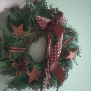 Téli kopogtató természetes alapanyagokból - karácsonyi tuja koszorú - natúr ajtódísz tujával - téli örökzöld kopogtató  - otthon & életmód - dekoráció - ajtó- és ablak dekoráció - ajtódísz & kopogtató - Meska.hu