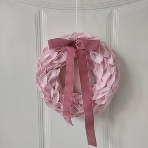 Rózsaszín filc koszorú - babaszoba dekoráció - gyerekszoba ajtódísz - egyedi filc levél koszorú - babaköszöntő ajándék  - baba - mama - babaszoba-dekoráció - babaszoba dekoráció - Meska.hu