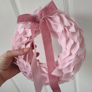 Rózsaszín filc koszorú - babaszoba dekoráció - gyerekszoba ajtódísz - egyedi filc levél koszorú - babaköszöntő ajándék  - baba - mama - babaszoba-dekoráció - babaszoba dekoráció - Meska.hu