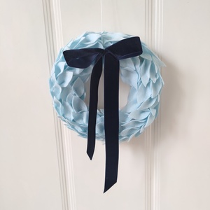 Babakék filc koszorú - pasztell színű babaszoba dekoráció - gyerekszoba ajtódísz - levél koszorú - babaköszöntő ajándék  - baba - mama - babaszoba dekoráció - Meska.hu