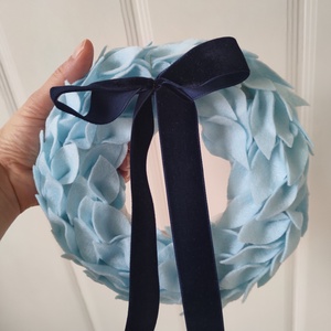 Babakék filc koszorú - babaszoba dekoráció - gyerekszoba ajtódísz - egyedi filc levél koszorú - babaköszöntő ajándék , Otthon & Életmód, Babaszoba, gyerekszoba, Babaszoba dekoráció, Mindenmás, MESKA