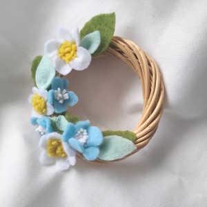Mini koszorú filc virágokkal - filc virágos ajtódísz - babaszoba dekor filcből - kopogtató filcből készült virágokkal - Meska.hu
