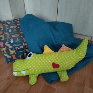 Valentin - napi Krokodil figura - Krokodil párna - Szíves Textil játék - Textil figura szívvel , Játék & Sport, Plüssállat & Játékfigura, Más figura, Varrás, MESKA
