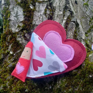 Valentin manó szív kuckóban - Filc játék gyerekeknek - szerelmes manó szívecske ágyban - Meska.hu