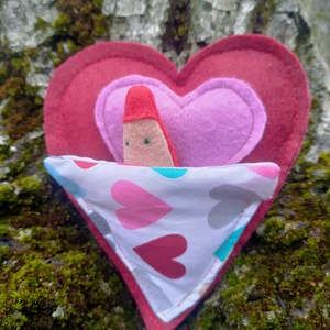 Valentin manó szív kuckóban - Filc játék gyerekeknek - szerelmes manó szívecske ágyban - játék & sport - baba & babaház - babaház - Meska.hu