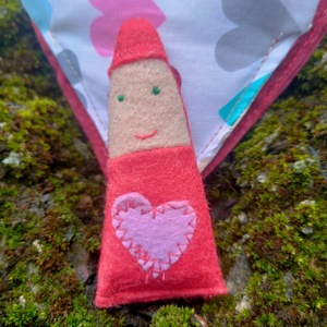 Valentin manó szív kuckóban - Filc játék gyerekeknek - szerelmes manó szívecske ágyban - játék & sport - baba & babaház - babaház - Meska.hu