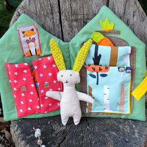 Hordozható textil házikó nyuszival - Nyuszi háza kiegészítőkkel - Nyuszis játszóház - babaház öltöztethető nyuszival  - Meska.hu