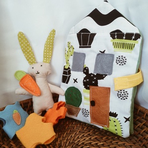 Interaktív textil házikó nyuszival - Nyuszi háza kiegészítőkkel - Nyuszis babaház öltöztethető nyuszival, tartozékokkal - játék & sport - plüssállat & játékfigura - nyuszi - Meska.hu