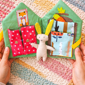 Hordozható textil házikó nyuszival - Nyuszi háza kiegészítőkkel - Nyuszis játszóház - babaház öltöztethető nyuszival  - Meska.hu