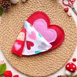 Valentin manó szív kuckóban - Filc játék gyerekeknek - szerelmes manó szívecske ágyban, Játék & Sport, Plüssállat & Játékfigura, Manó, Varrás, MESKA