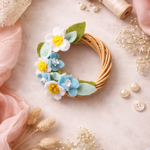 Mini koszorú filc virágokkal - filc virágos ajtódísz - pasztell színű babaszoba dekor - kopogtató virágokkal, Otthon & Életmód, Dekoráció, Fali és függő dekoráció, Függődísz, Virágkötés, Mindenmás, MESKA