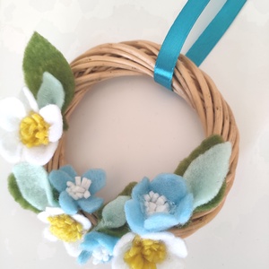 Mini koszorú filc virágokkal - filc virágos ajtódísz - pasztell színű babaszoba dekor - kopogtató virágokkal - otthon & életmód - dekoráció - fali és függő dekoráció - függődísz - Meska.hu