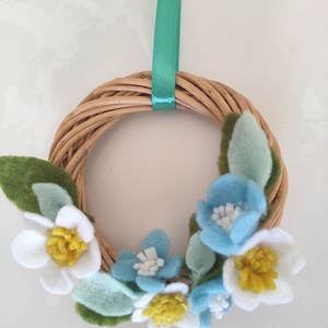 Mini koszorú filc virágokkal - filc virágos ajtódísz - pasztell színű babaszoba dekor - kopogtató virágokkal - otthon & életmód - dekoráció - fali és függő dekoráció - függődísz - Meska.hu