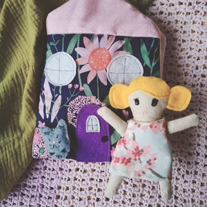 Hordozható babaház öltöztethető babával - textil babaház kiegészítőkkel - puha interaktív házikó - baba ruhákkal cicával - Meska.hu