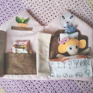 Hordozható babaház öltöztethető babával - textil babaház kiegészítőkkel - puha interaktív házikó - baba ruhákkal cicával - játék & sport - baba & babaház - öltöztethető baba - Meska.hu