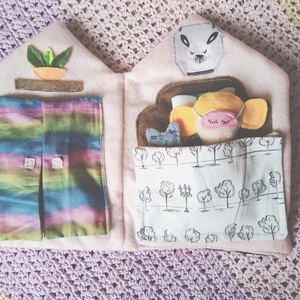 Hordozható babaház öltöztethető babával - textil babaház kiegészítőkkel - puha interaktív házikó - baba ruhákkal cicával - Meska.hu