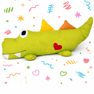 Krokodil figura szívvel - Krokodil párna - Krokodilos Textil játék - Textil figura szívvel , Játék & Sport, Plüssállat & Játékfigura, Más figura, Varrás, MESKA