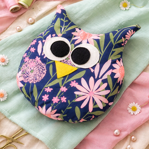 Tavaszi virágos bagoly figura - virág mintás bagoly párna - baglyos párna - figura párna - textil madár figura, Otthon & Életmód, Lakástextil, Párna & Párnahuzat, Forma párna, Varrás, MESKA