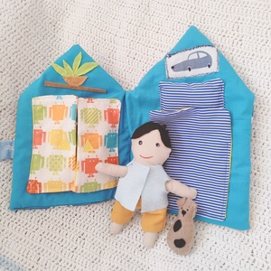 Textil babaház fiú babával, tartozékokkal - interaktív házikó - öltöztethető textil baba ruhákkal, házzal, kutyussal - Meska.hu