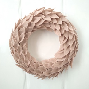 Mokka színű filc koszorú - elegáns minimalista otthon dekoráció - natúr ajtódísz - cappuccino koszorú  - otthon & életmód - dekoráció - ajtó- és ablak dekoráció - ajtódísz & kopogtató - Meska.hu