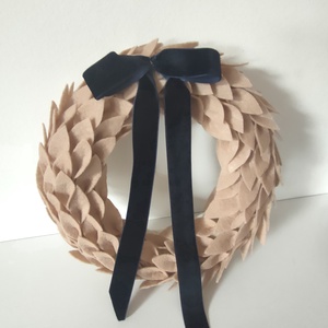 Mokka színű filc koszorú - elegáns minimalista otthon dekoráció - natúr ajtódísz - cappuccino koszorú  - otthon & életmód - dekoráció - ajtó- és ablak dekoráció - ajtódísz & kopogtató - Meska.hu