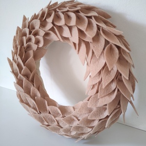 Mokka színű filc koszorú - elegáns minimalista otthon dekoráció - natúr ajtódísz - cappuccino koszorú  - otthon & életmód - dekoráció - ajtó- és ablak dekoráció - ajtódísz & kopogtató - Meska.hu