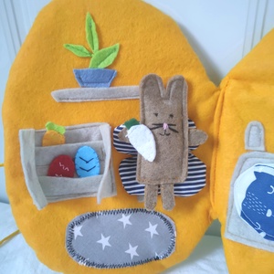Mini Nyuszi hordozható házikója - Puha textil könyv gyerekeknek - Filc játszókönyv kiegészítőkkel - filc szerepjáték  - játék & sport - szerepjáték - Meska.hu