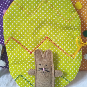 Mini Nyuszi hordozható házikója - Puha textil könyv gyerekeknek - Filc játszókönyv kiegészítőkkel - filc szerepjáték  - játék & sport - szerepjáték - Meska.hu