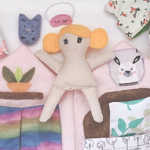 Textil babaház öltöztethető babával, ruhákkal, kiegészítőkkel - interaktív házikó - textilbaba ruhákkal, házzal, cicával - játék & sport - baba & babaház - öltöztethető baba - Meska.hu