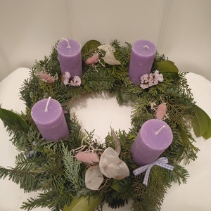 Előrendelhető! Adventi koszorú élő zöld növényekkel - választható színű gyertyákkal - természetes karácsonyi asztaldísz - karácsony - adventi díszek - adventi koszorú - Meska.hu
