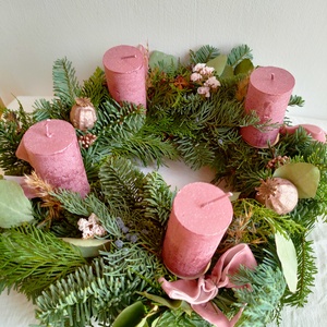 Előrendelhető! Adventi koszorú élő zöld növényekkel - választható színű gyertyákkal - természetes karácsonyi asztaldísz - karácsony - adventi díszek - adventi koszorú - Meska.hu