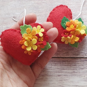 Gyapjúfilc szív dísz virágokkal � piros szív apró sárga, narancs és piros virágokkal - otthon & életmód - dekoráció - fali és függő dekoráció - függődísz - Meska.hu