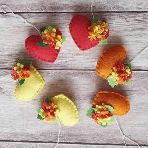 Gyapjúfilc szív dísz virágokkal � piros szív apró sárga, narancs és piros virágokkal - otthon & életmód - dekoráció - fali és függő dekoráció - függődísz - Meska.hu