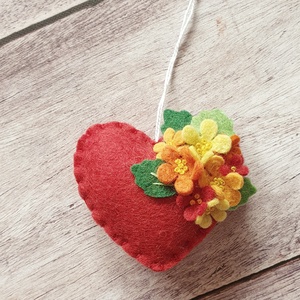 Gyapjúfilc szív dísz virágokkal � piros szív apró sárga, narancs és piros virágokkal, Otthon & Életmód, Dekoráció, Fali és függő dekoráció, Függődísz, Varrás, MESKA