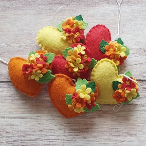 Gyapjúfilc szív dísz virágokkal � piros szív apró sárga, narancs és piros virágokkal - otthon & életmód - dekoráció - fali és függő dekoráció - függődísz - Meska.hu