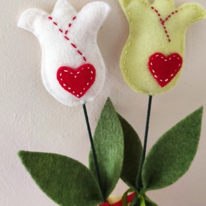 Filc tulipán drótpálcikán - otthon & életmód - virágdekoráció - virágok - virágcsokor - Meska.hu