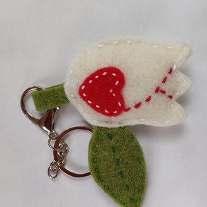 Gyapjúfilc tulipános karabineres kulcstartó - Meska.hu